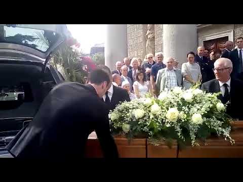 Funerali di Pier Franco Bertazzini   l'ultimo saluto all'uscita dalla chiesa