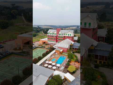 Vem com a gente conhecer a Vila Capuchinhos, um hotel com piscina de água termal e até vinícola! 🍷