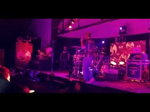 YOUNG VERSE SPITS TECH N9NE VERSE AT TECH N9NE'S SHOW!