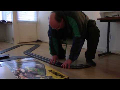 MongoTV_903  - Del 3 - Min Første Scalextric Racerbane -John Forsøger At Samle Den
