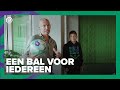 Een bal voor iedereen - Arjen Robben en Mehmet doen samen een bijzondere aftrap!
