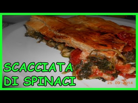Scacciata siciliana di spinaci, pomodoro, formaggio, olive e pomodori secchi