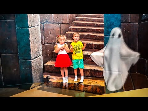 Diana and Roma play at the 3D Art in Paradise MUSEUM