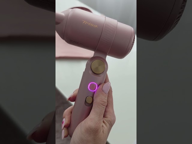 Video Teaser für Trisa Ionic-T Test von Stefania: Leistungsstarker kompakter Haartrockner mit Plasmatechnologie