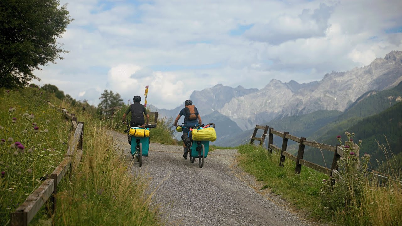EMIL & KARL – KLEINE REIFEN, GROSSE BERGE | Official Trailer