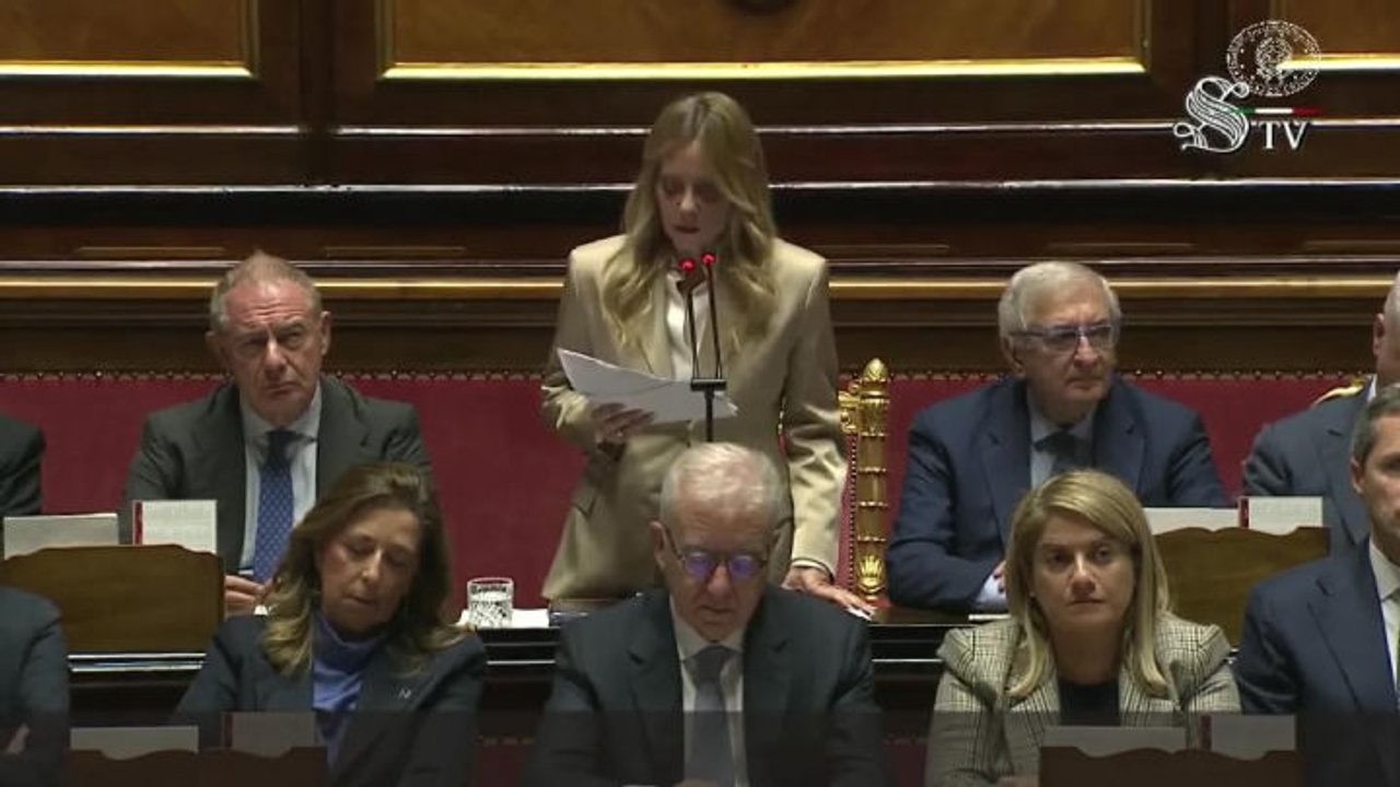 Meloni: "Non rimpiango muro di Berlino o i carri armati russi". Standing ovation della maggioranza