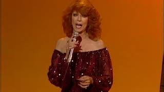 Dottie West performs “Please Remember Me” on the Barbara Mandrell tv show in 1981