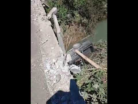 Acidente na BR 476, no Limoeiro em Paulo Frontin, veículo caiu da ponte