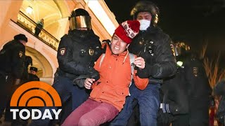 Worries For Russian Economy Grow Amid Panic And Protest