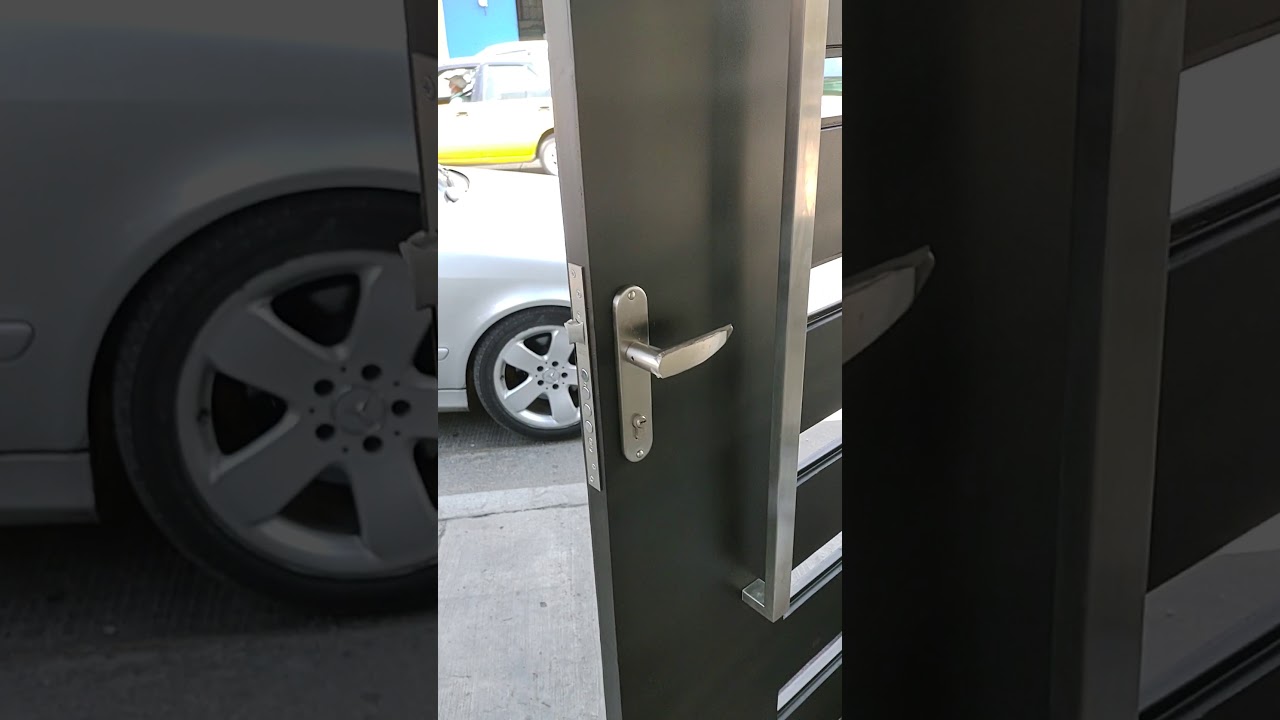puerta moderna con chapa de seguridad y accesorios en acero inoxidable
