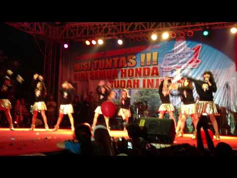 Cherrybelle-Pura Pura Cinta at Kepri Mall Batam (4 Mei 2014)