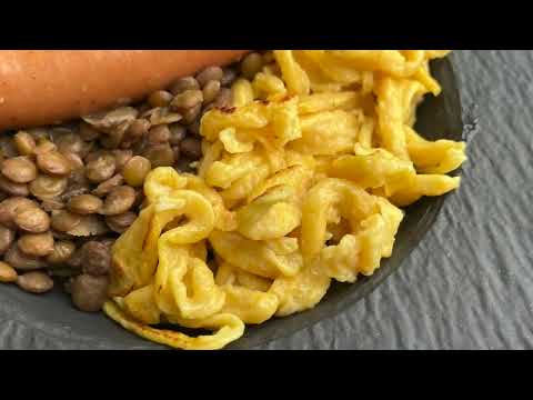 Spätzle handgeschabt vom Brett selber machen, Rezept - so einfach geht's, keine Knöpfle