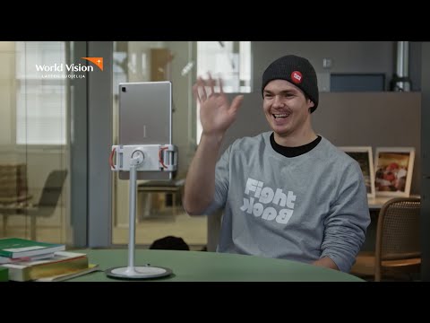 Pekka soittaa kummilapselleen Evansille