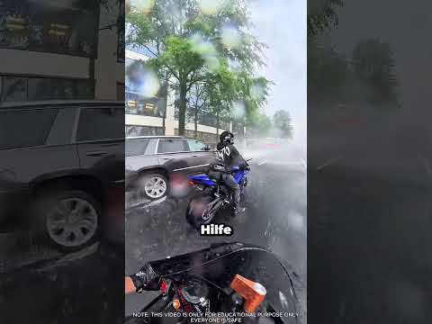 Verwendung von Autos als Schutzschilde bei starkem Regen auf einem Motorrad #shorts