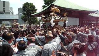 preview picture of video 'Men with Mikoshi approaching the Main Hall -- and being pushed back.'