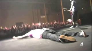 Tom deLonge playing Blink-182&#39;s song in 2016