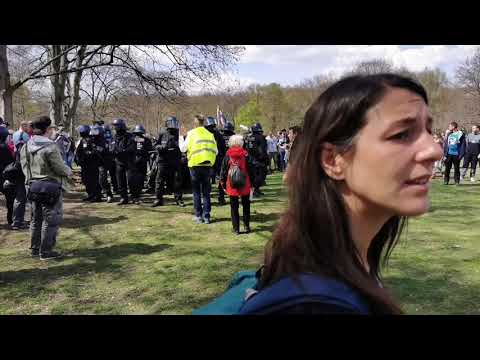 "Ruf der Trommeln" startet Umzug durch den Tiergarten, anschließend brutale Festnahmen der Polizei.