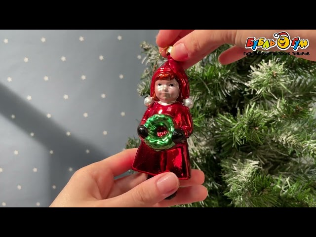 Елочное украшение Ребенок в костюме с зеленым венком красного цвета  - видео