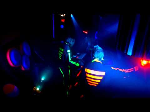 Patricia, Bibi en Sharon in de Pepsi Remix Machine @ Turn up the Beach