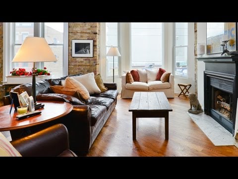 Voluminous loft in River West, perfect to showcase collectibles