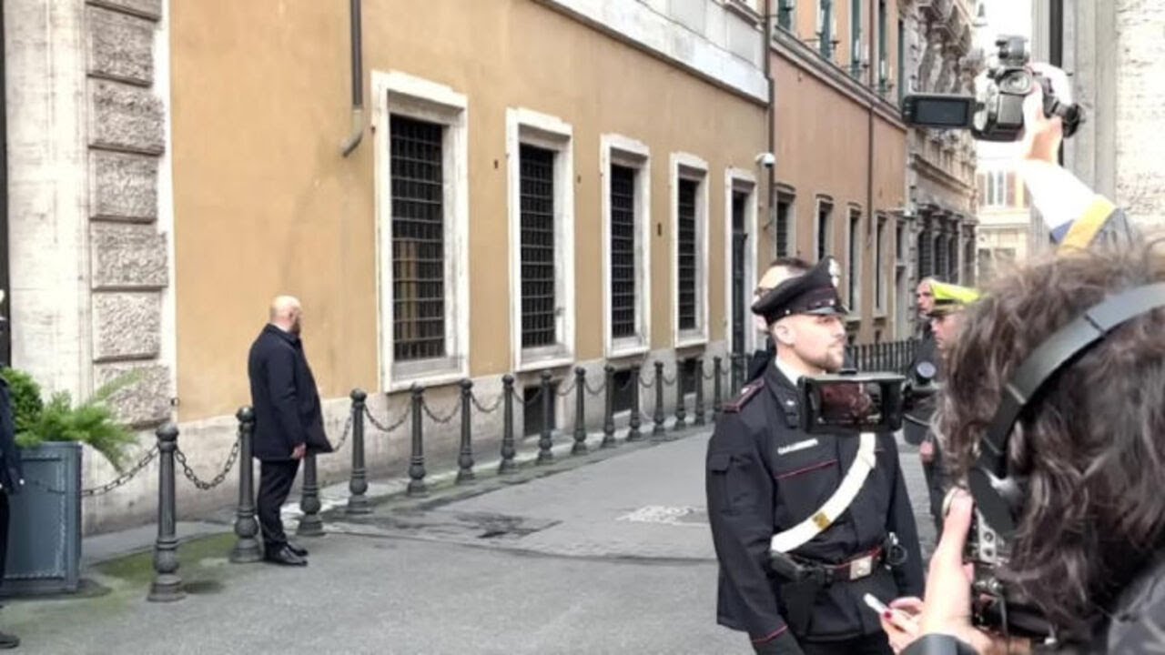 L'arrivo di Giorgia Meloni al Senato per le comunicazioni sulla crisi in Medio Oriente