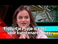 Kunstenaar Loes van Delft aan tafel bij KRAAK