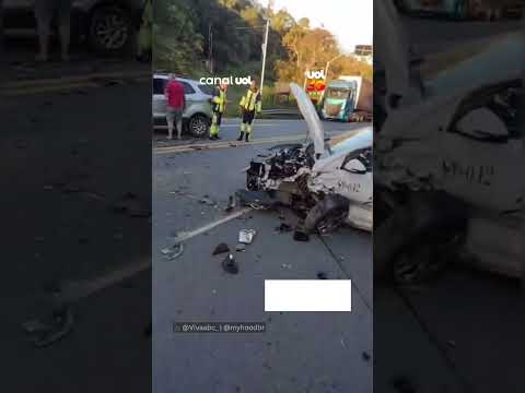 Carros ficam destruídos após grave acidente na Rodovia Índio Tibiriçá em SP