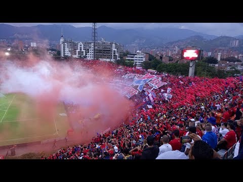 "Medellín 2 Cali 1 - Liga Ãguila 2018 - Recibimiento y cantos de la hinchada roja" Barra: Rexixtenxia Norte • Club: Independiente Medellín