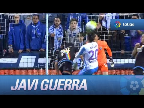 Remate de Javi Guerra al larguero