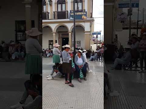 Caminando por el centro de Quillacollo, Cochabamba, Bolivia.