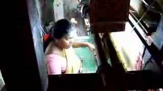preview picture of video 'Indian woman weaving sari'