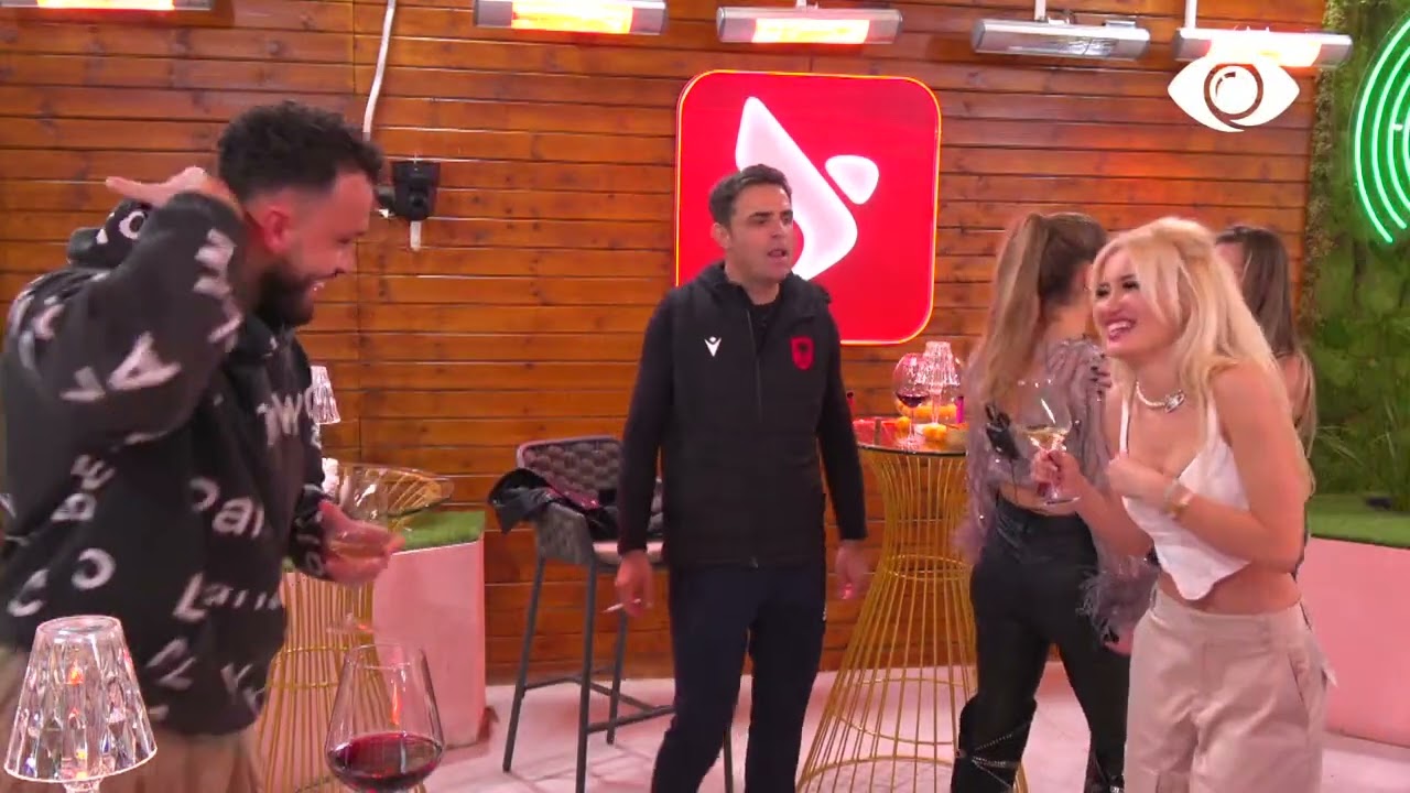 Dea fton Shpatin për të kërcyer