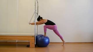 Lunge com Mobilização de Coluna com a Fitball no Reformer Tower