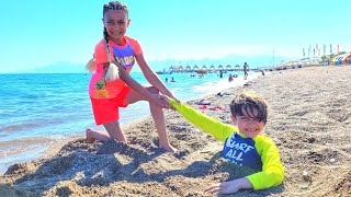 Download lagu Heidi and Zack Playing at the Beach! Kids help each other! mp3 Download lagu Heidi and Zack Playing at the Beach! Kids help each other! mp3