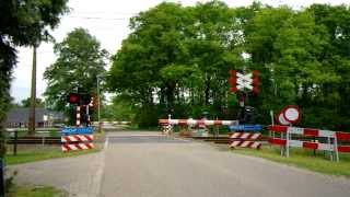 preview picture of video 'Dutch Railroad Crossing/ Level Crossing/ Spoorwegovergang Bornerbroek'