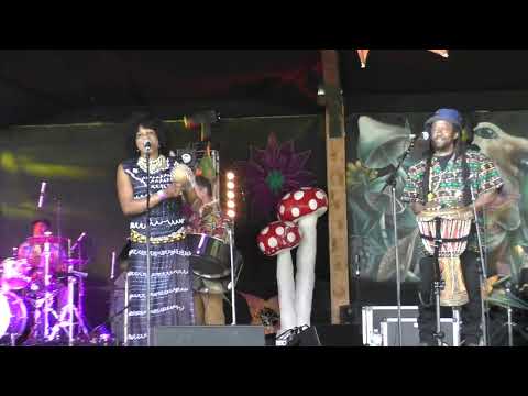 Sens Sagna and the Kajamor Family- Moovin Barn Party singing Baby Oh