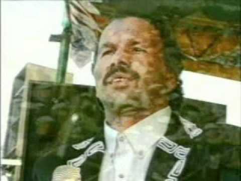 Con la tierra Encima.del charrito Negro