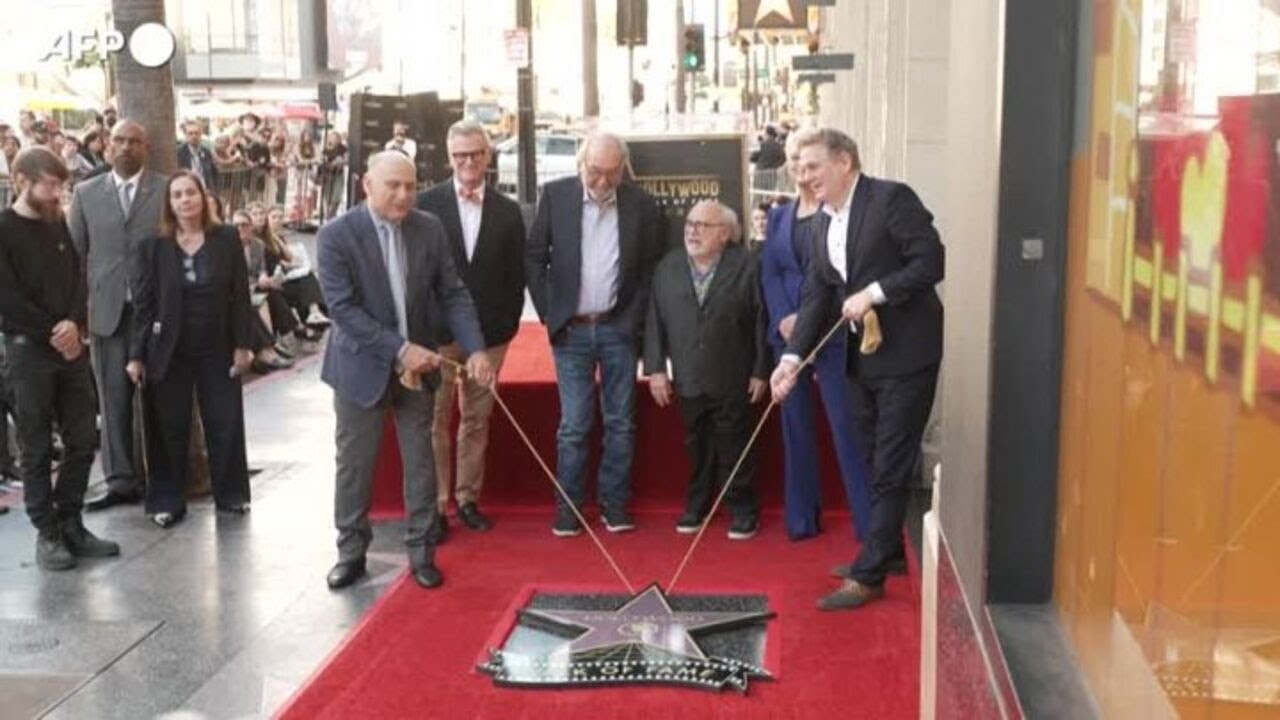 Los Angeles, il regista James Brooks riceve una stella sulla Hollywood Walk of Fame