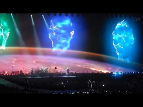 U2 Beautiful Day - Bono surprised about balloons - Amsterdam 2017-07-29