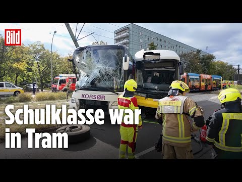 Am Berliner Alexanderplatz: Reisebus kracht in Straßenbahn