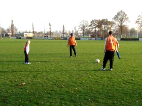 Pim trapt balletje met DVO'60 1