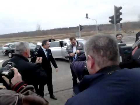 Przywitanie Zbigniewa Bródki prze strażaków w jednostce straży pożarnej w Warszawie