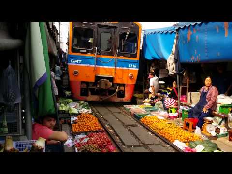 Thailandia treno di Maeklong che passa nel mercato