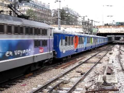SNCF train "Transilien" poussé par une BB17000 livrée En Voyage à Paris St. Lazare