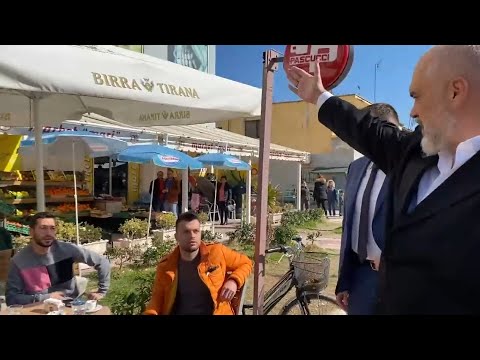 Dosja.al - “Pa punë ëëë… ça do ti doganier”/ Rama përplaset me të rinjtë në Durrës, i gjen në kafe