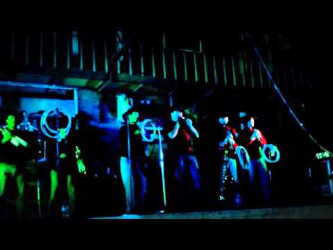 un hombre normal de grupo los 13 valientes en VIVO