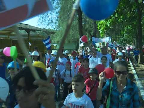 Desfile pioneril en Sancti Spíritus en saludo al Primero de Mayo