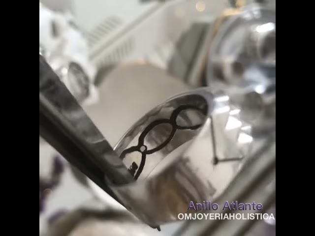 Vídeo relacionado con Radiant - Colección Atlante - Pendientes Dorados con Diamante para Hombre, Diseño Elegante y Sofisticado.