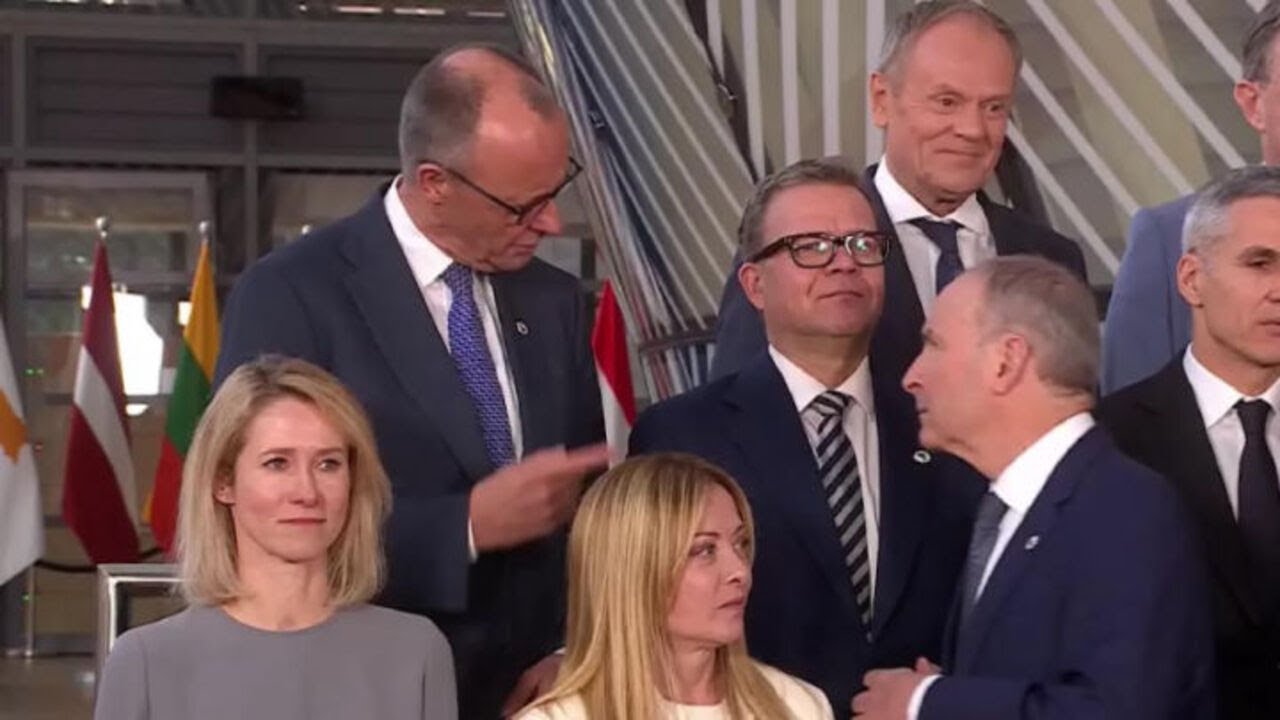 Foto di gruppo a Bruxelles al Consiglio Europeo, Meloni tra Merz e Kaja Kallas