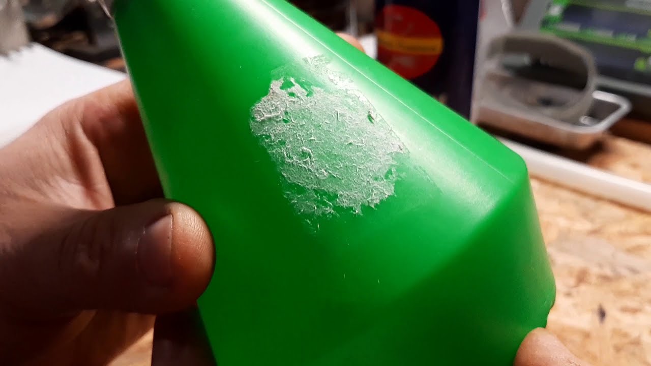 Come togliere la colla delle etichette dalle superfici, anche dalle plastiche senza danneggiarle!